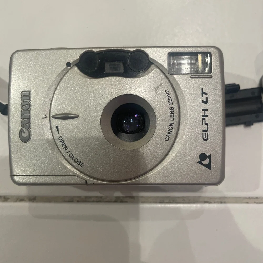 Canon ELPH LT 260 in Metallic Silver
